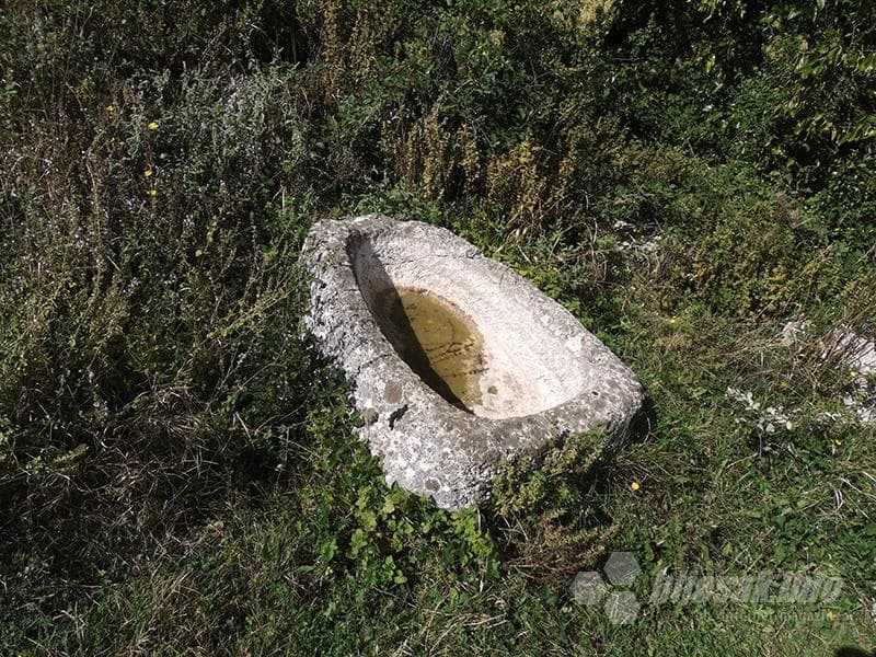 Kamenica za kišnicu kod Hasanaginičina bunara