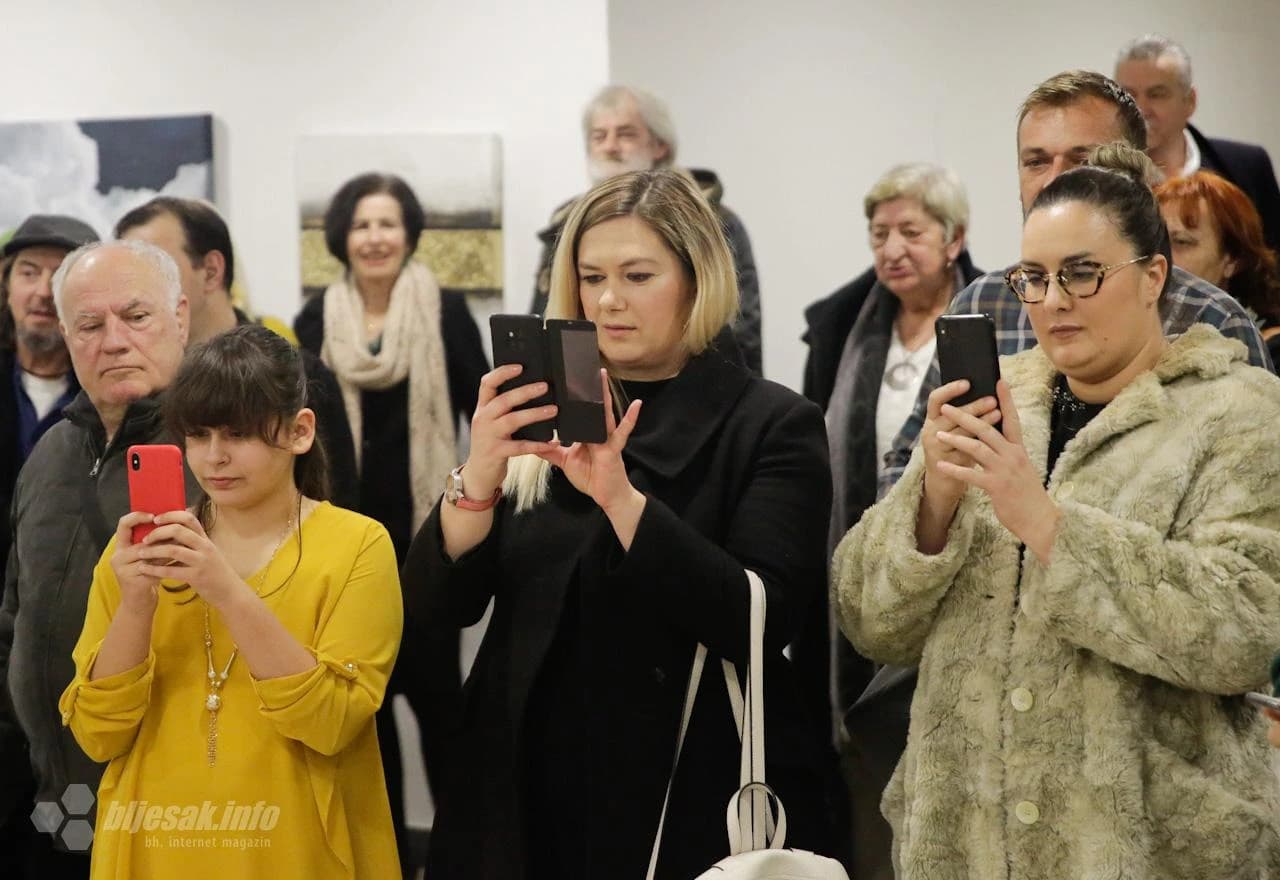 Otvorena prva samostalna izložba Bugojanke Azre Hamzić