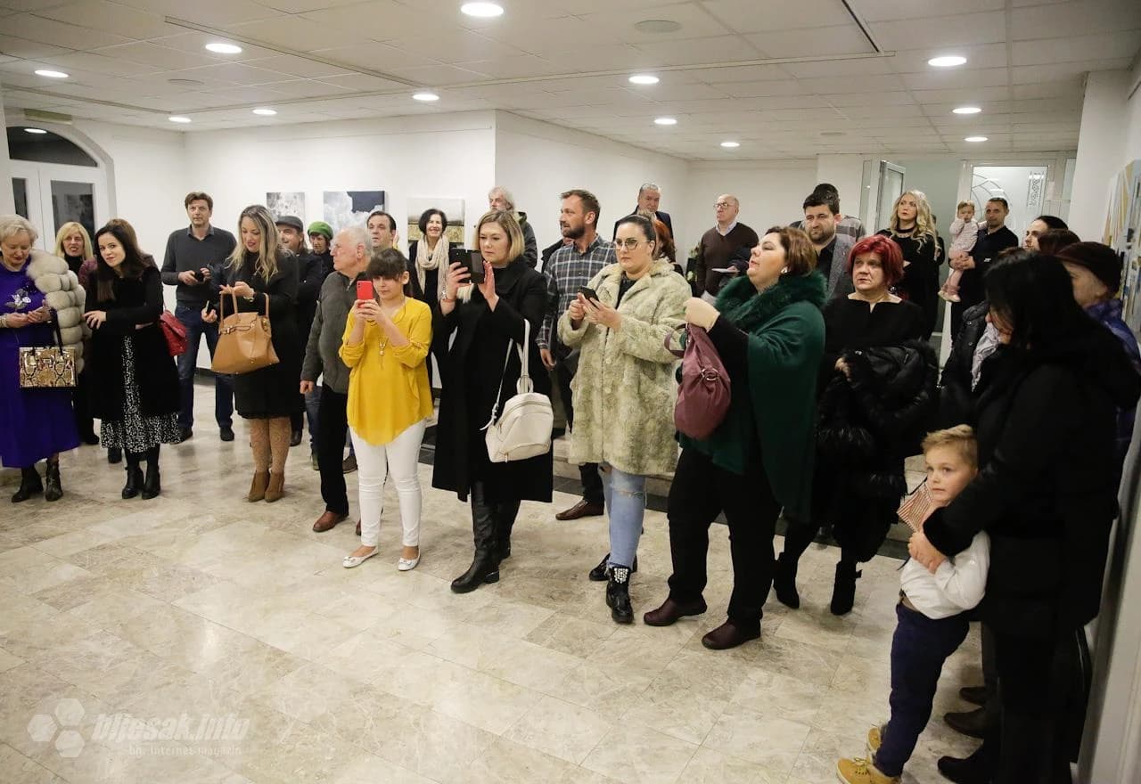 Otvorena prva samostalna izložba Bugojanke Azre Hamzić