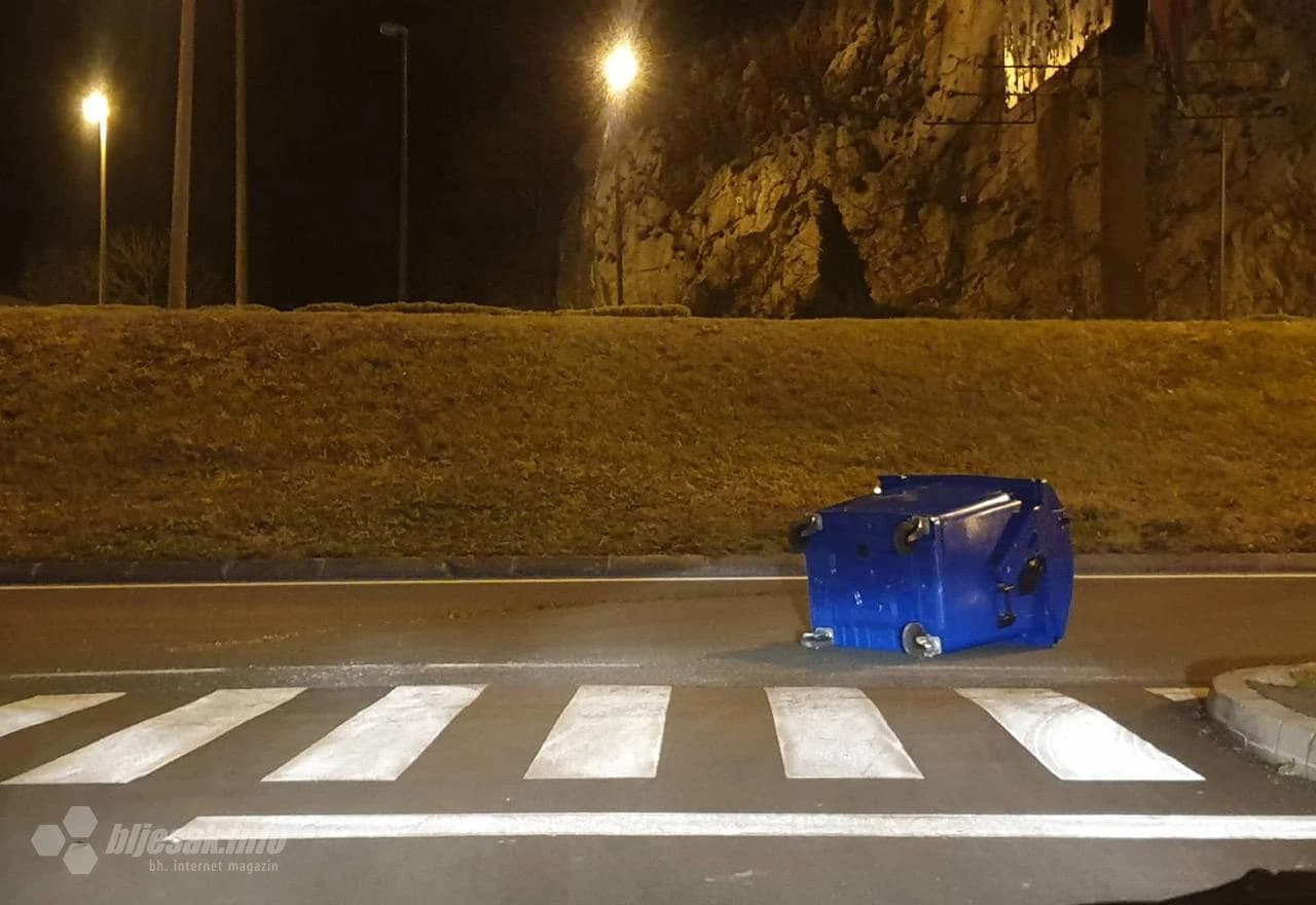 Prevrnuti kontejneri