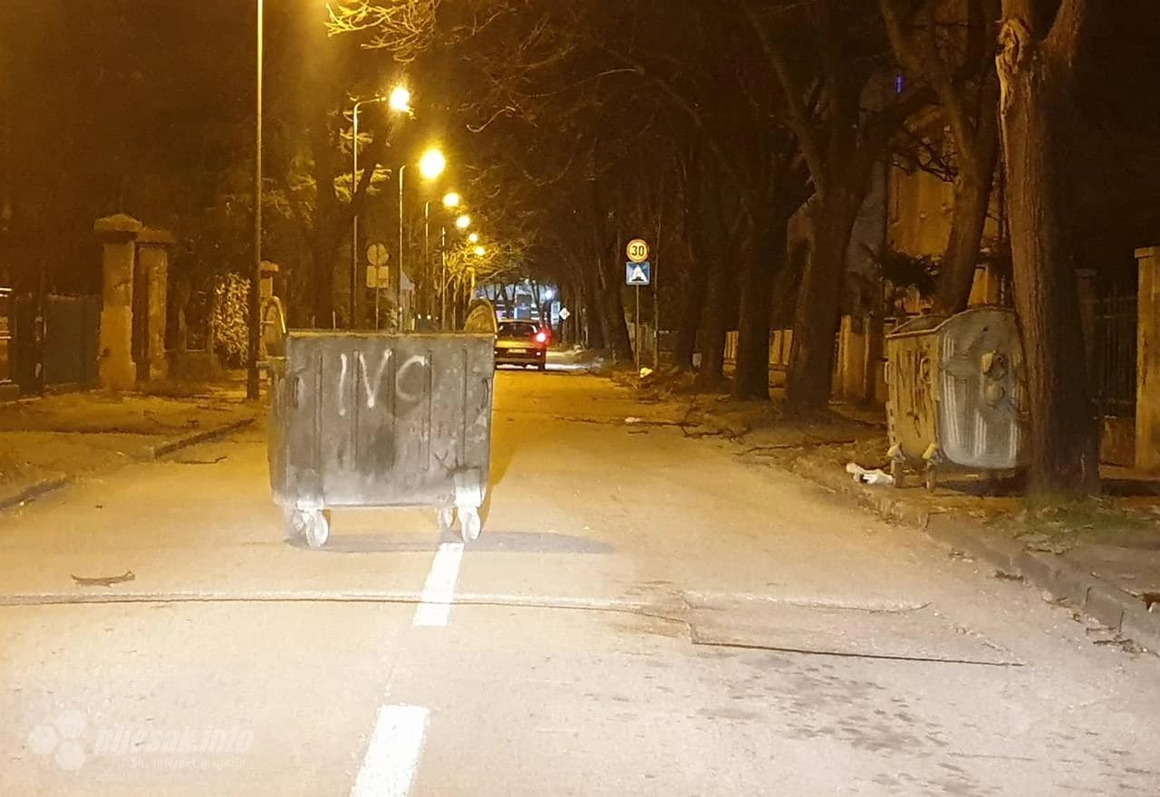 Prevrnuti kontejneri