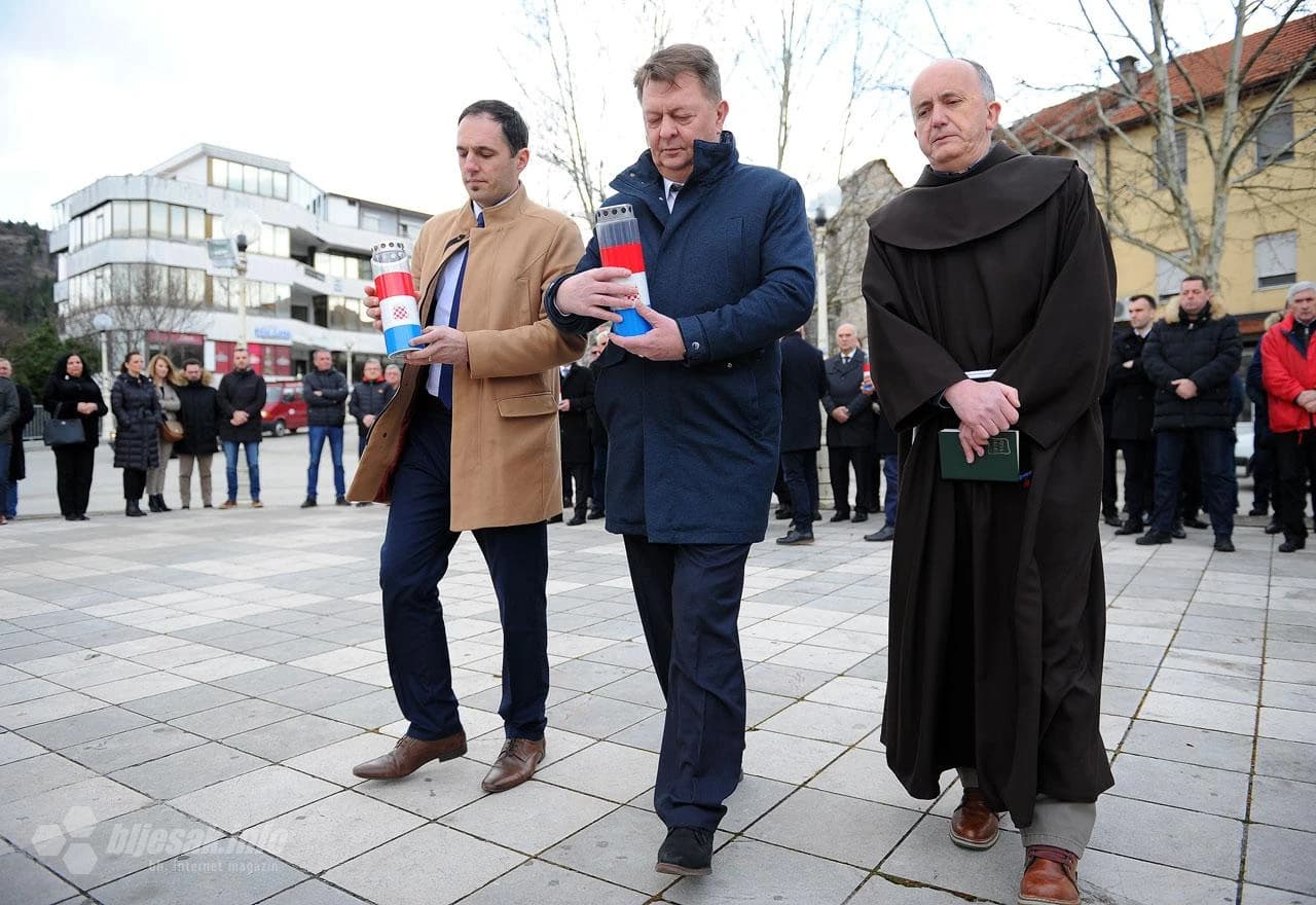 Položeni vijenci, zapaljene svijeće i održana molitva za pobijene franjevce i puk