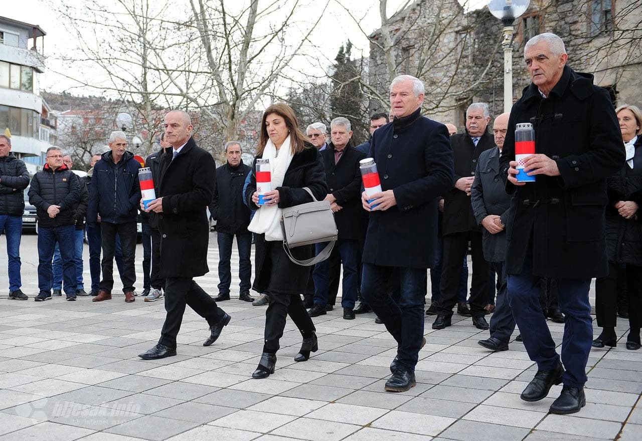 Položeni vijenci, zapaljene svijeće i održana molitva za pobijene franjevce i puk
