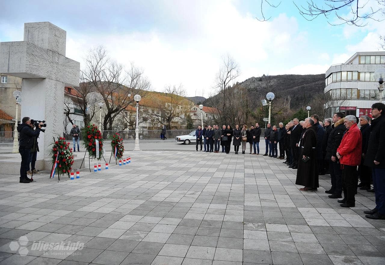 Položeni vijenci, zapaljene svijeće i održana molitva za pobijene franjevce i puk