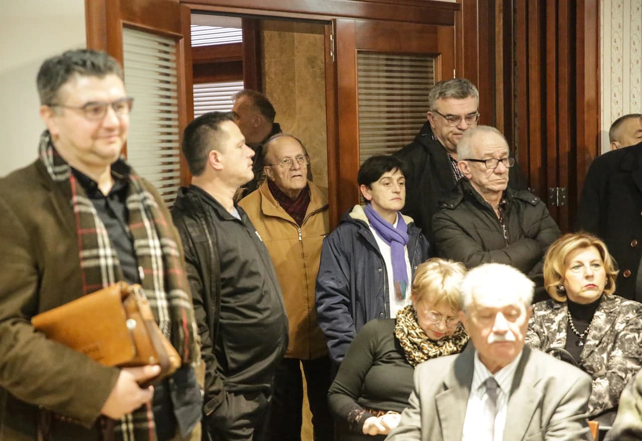 Tribina je održana je u prepunoj sali Hotela "Bristol"