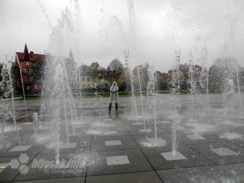 Lije i iz neba i iz zemlje