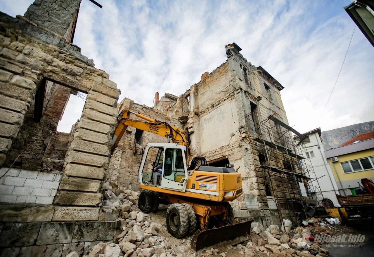 Demantirano je kako će na mjestu zgrade biti izgrađena podzemna garaža