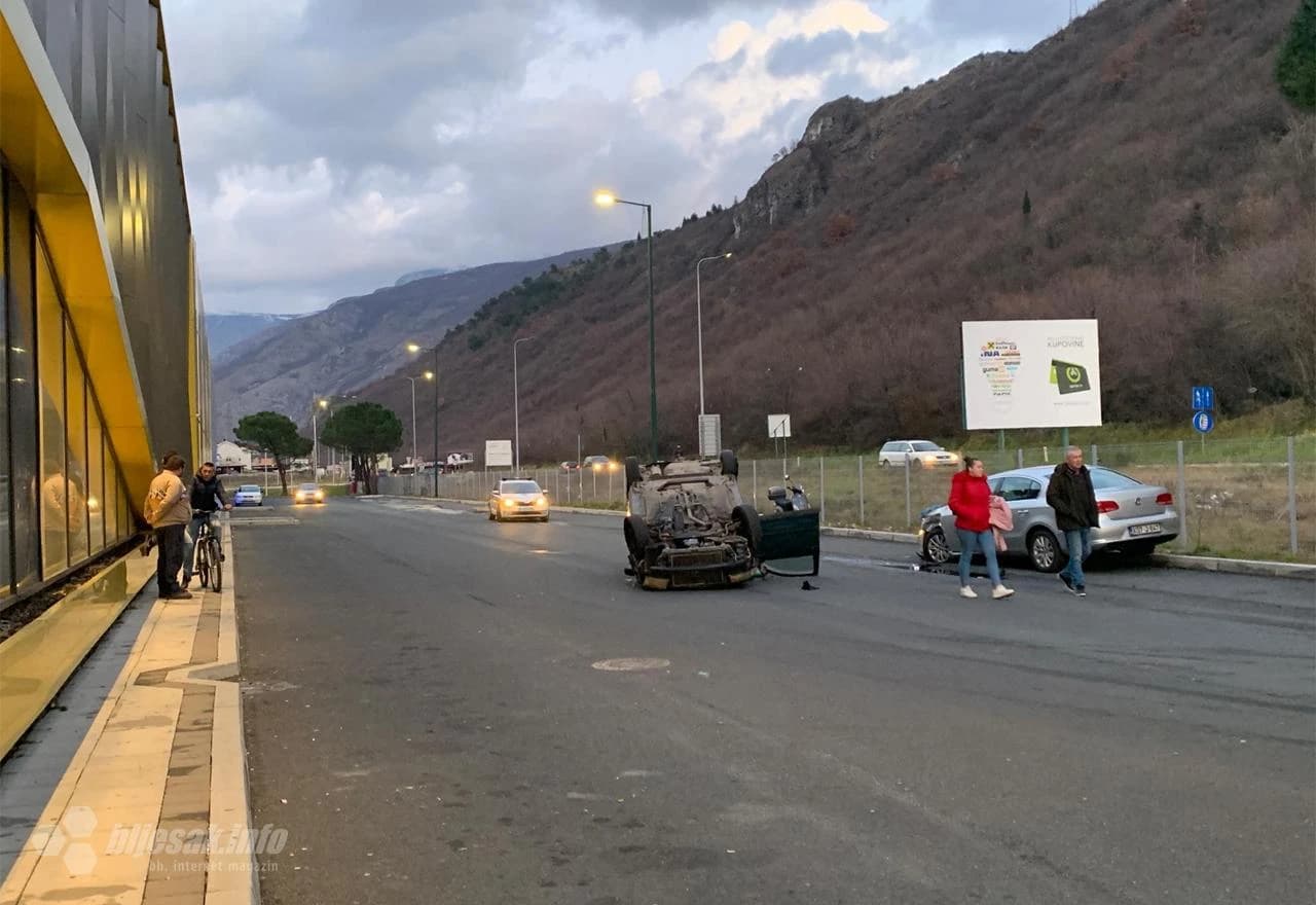 VW završio na krovu u krugu mostarskog Binga