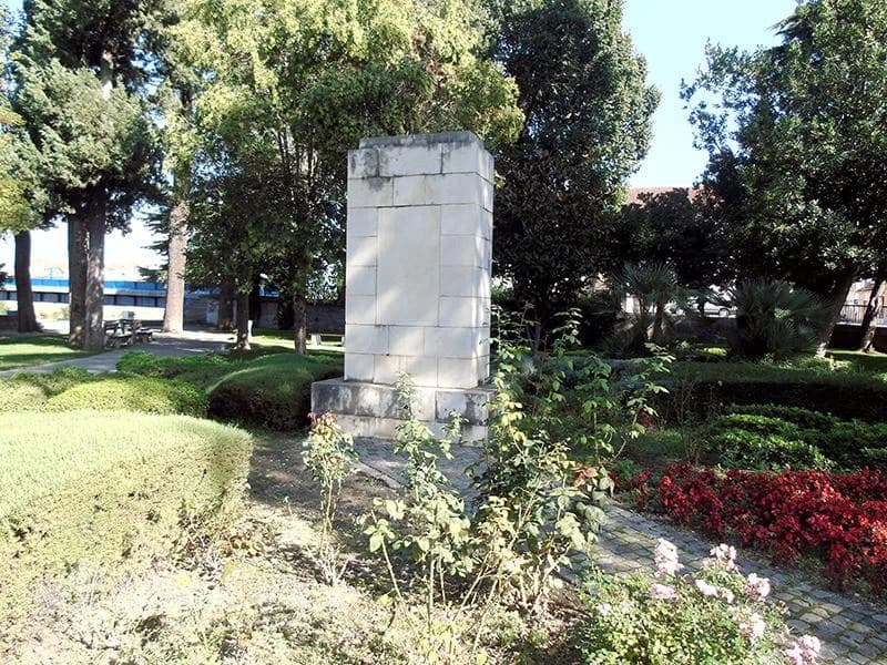 Tekst na partizanskom spomeniku...