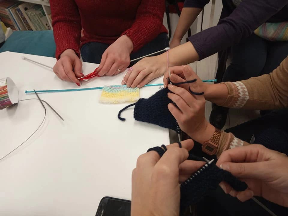 I mladi i stari na tečaju pletenja u Mostaru