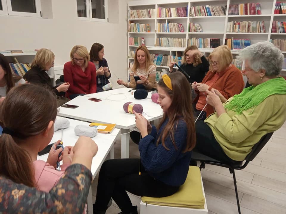 I mladi i stari na tečaju pletenja u Mostaru