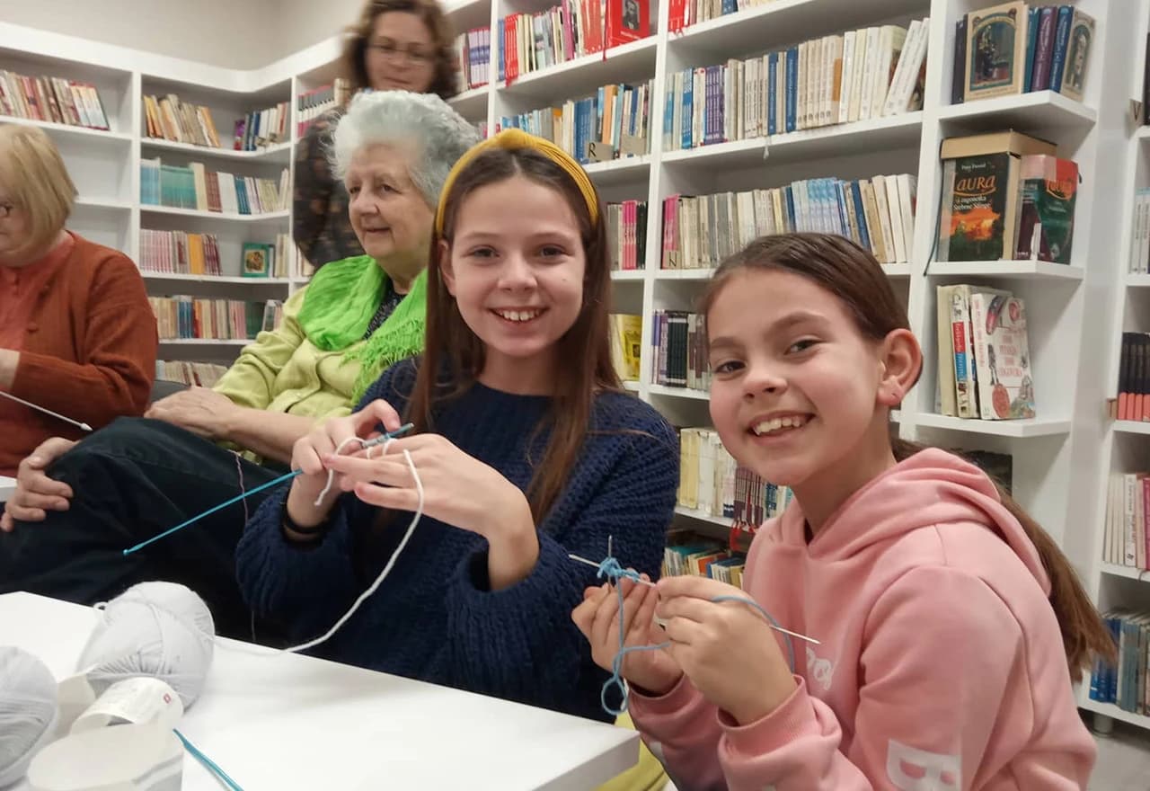 I mladi i stari na tečaju pletenja u Mostaru