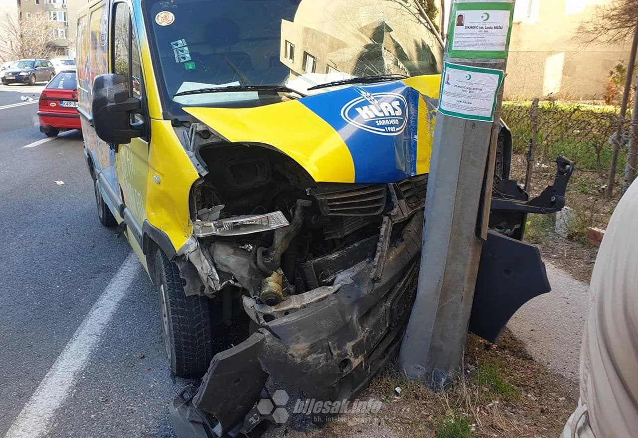 Stup je spriječio da kombi ne udari u trafiku