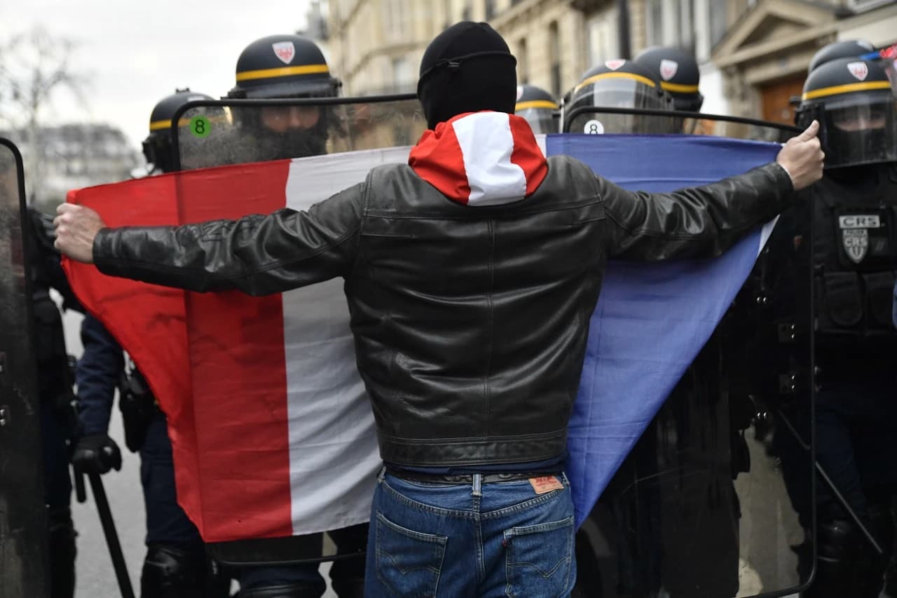 U sukobu demonstranata i policije uhićene tri osobe