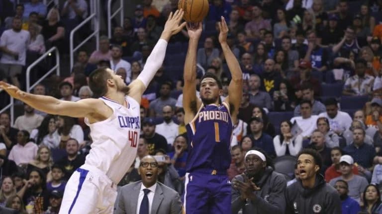 Devin Booker (Suns) šutira preko Ivice Zobca (Clippers)