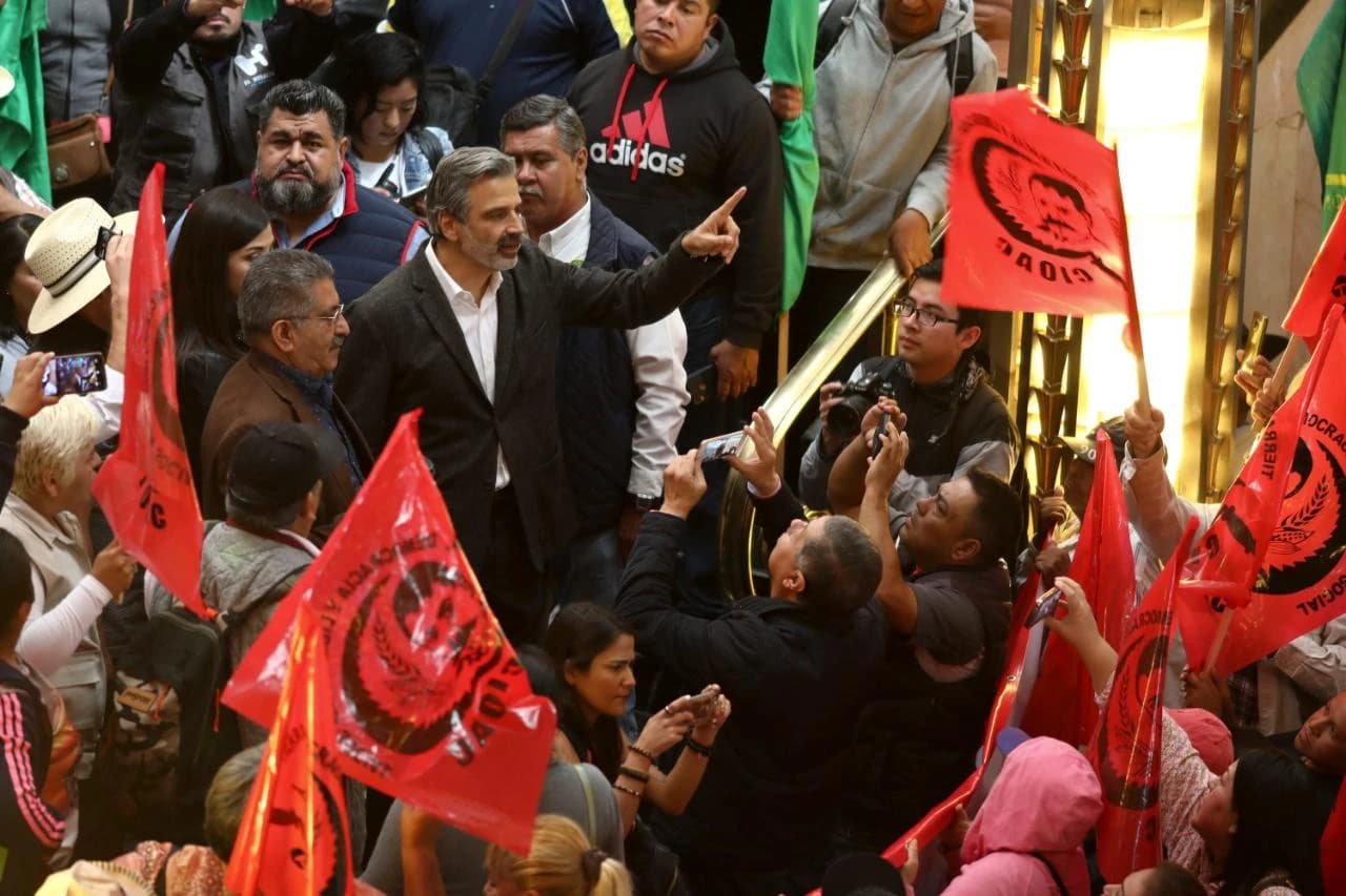 Direktor muzeja Miguel Fernandez obraća se prosvjednicima