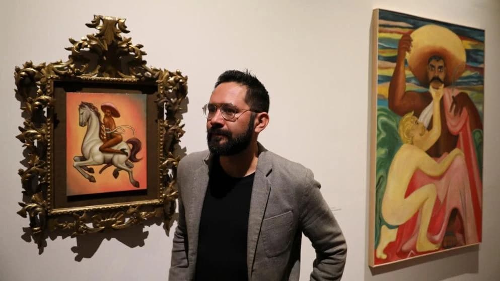 Kustos muzeja Luis Vargas ispred sporne slike