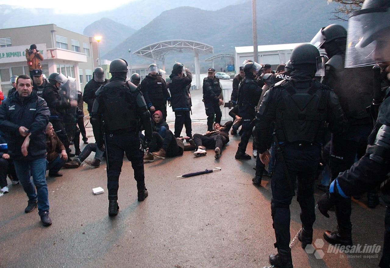 Mještani pružali pasivni otpor i vezali se lancima