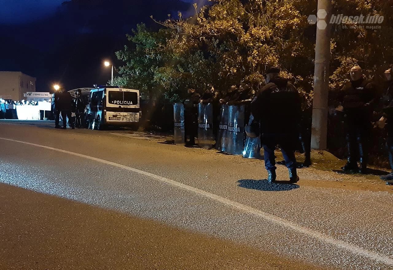 Policija ispred deponije