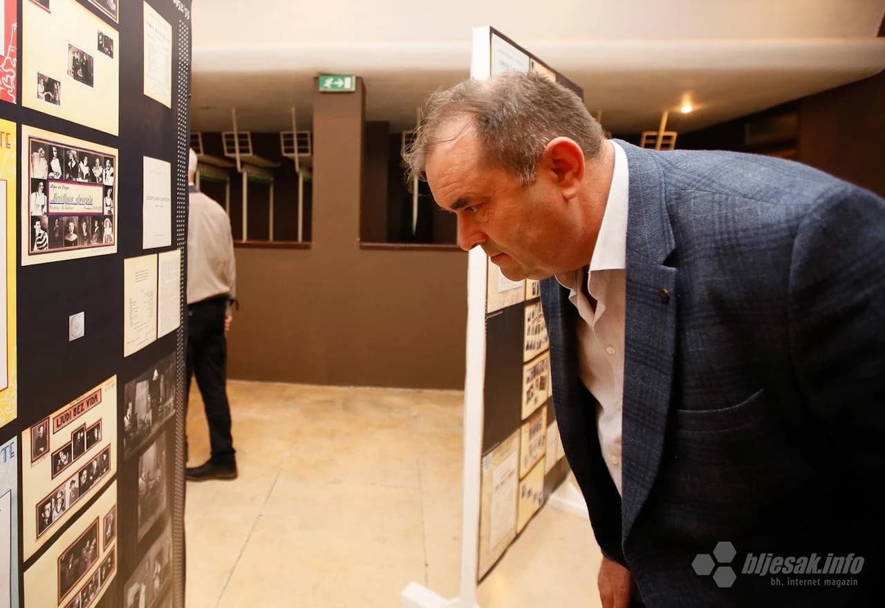 Detalj s izložbe dokumentarne građe i fotografija predstava nastalih u produkciji Narodnog pozorišta u Mostaru 50-ih i 60-ih godina