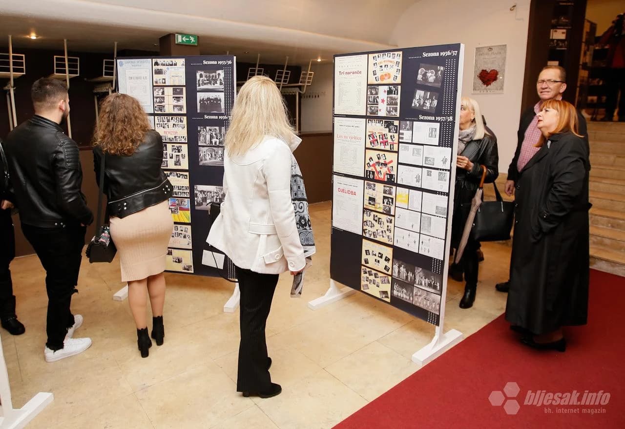 Detalj s izložbe dokumentarne građe i fotografija predstava nastalih u produkciji Narodnog pozorišta u Mostaru 50-ih i 60-ih godina
