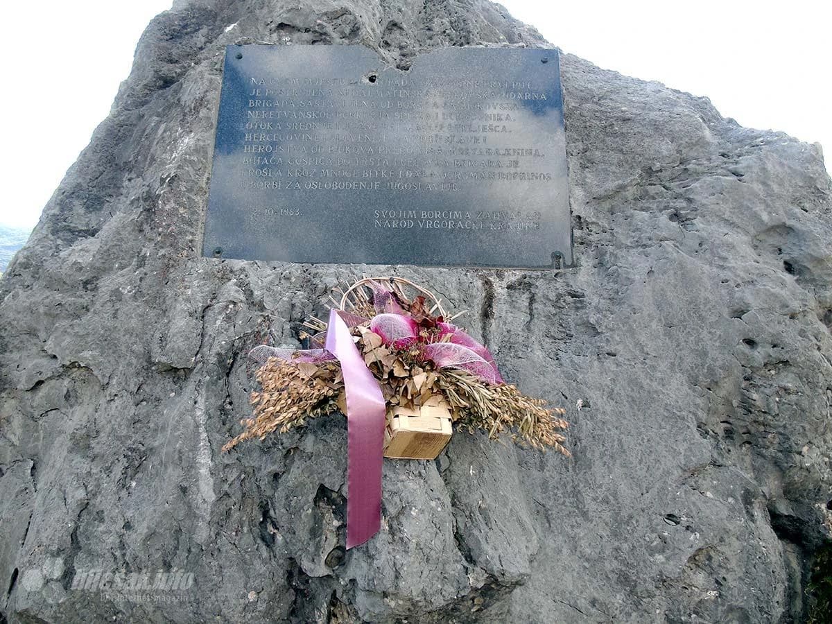 …a onda još jedna, izrafalana…