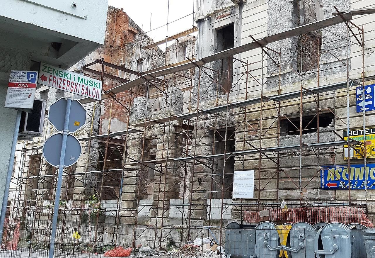 Skela na zgradi NAME-e u Mostaru