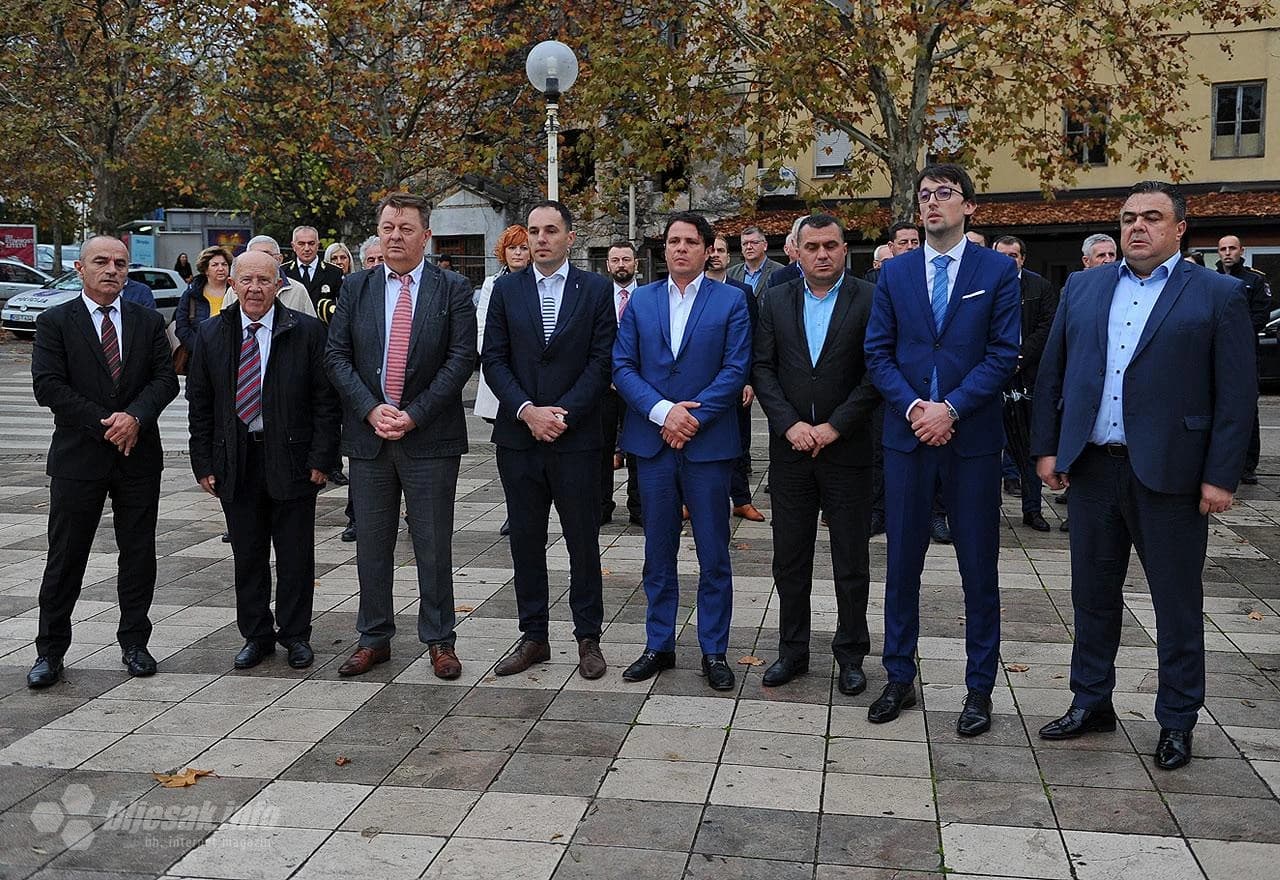 Polaganje vijenca i paljenje svijeća na Trgu širokobrijeških žrtava povodom Dana ŽZH i Dana HZ H-B