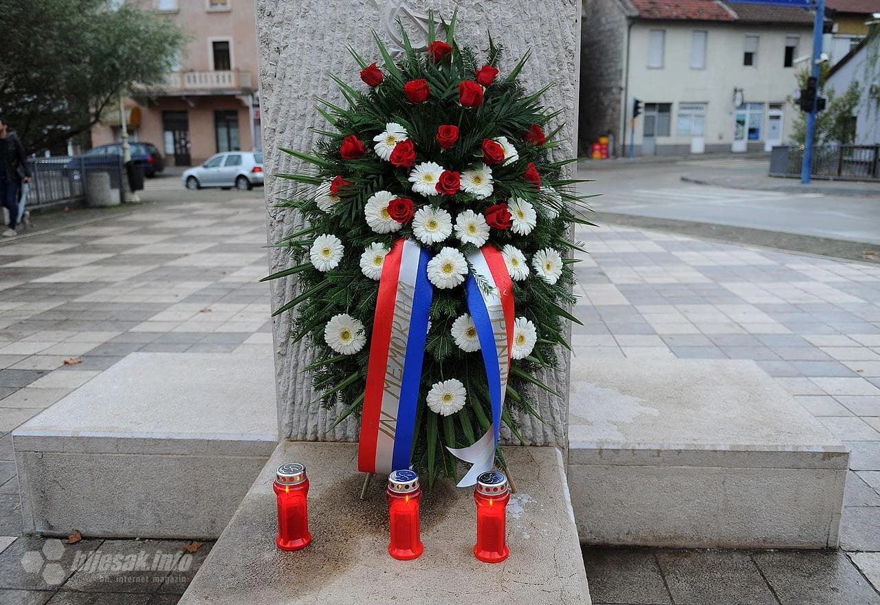 Polaganje vijenca i paljenje svijeća na Trgu širokobrijeških žrtava povodom Dana ŽZH i Dana HZ H-B