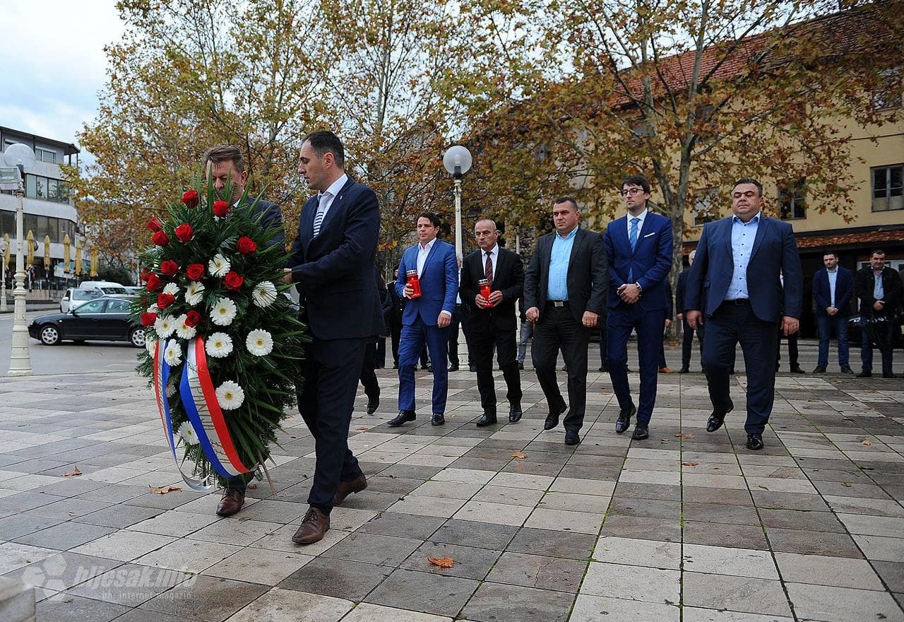 Polaganje vijenca i paljenje svijeća na Trgu širokobrijeških žrtava povodom Dana ŽZH i Dana HZ H-B