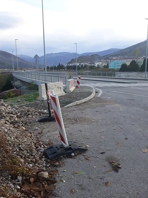 Potkopan put ispod nogostupa koji se urušava