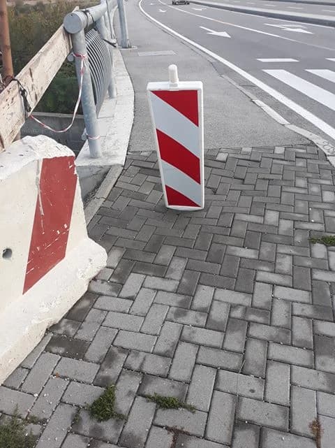 Potkopan put ispod nogostupa koji se urušava