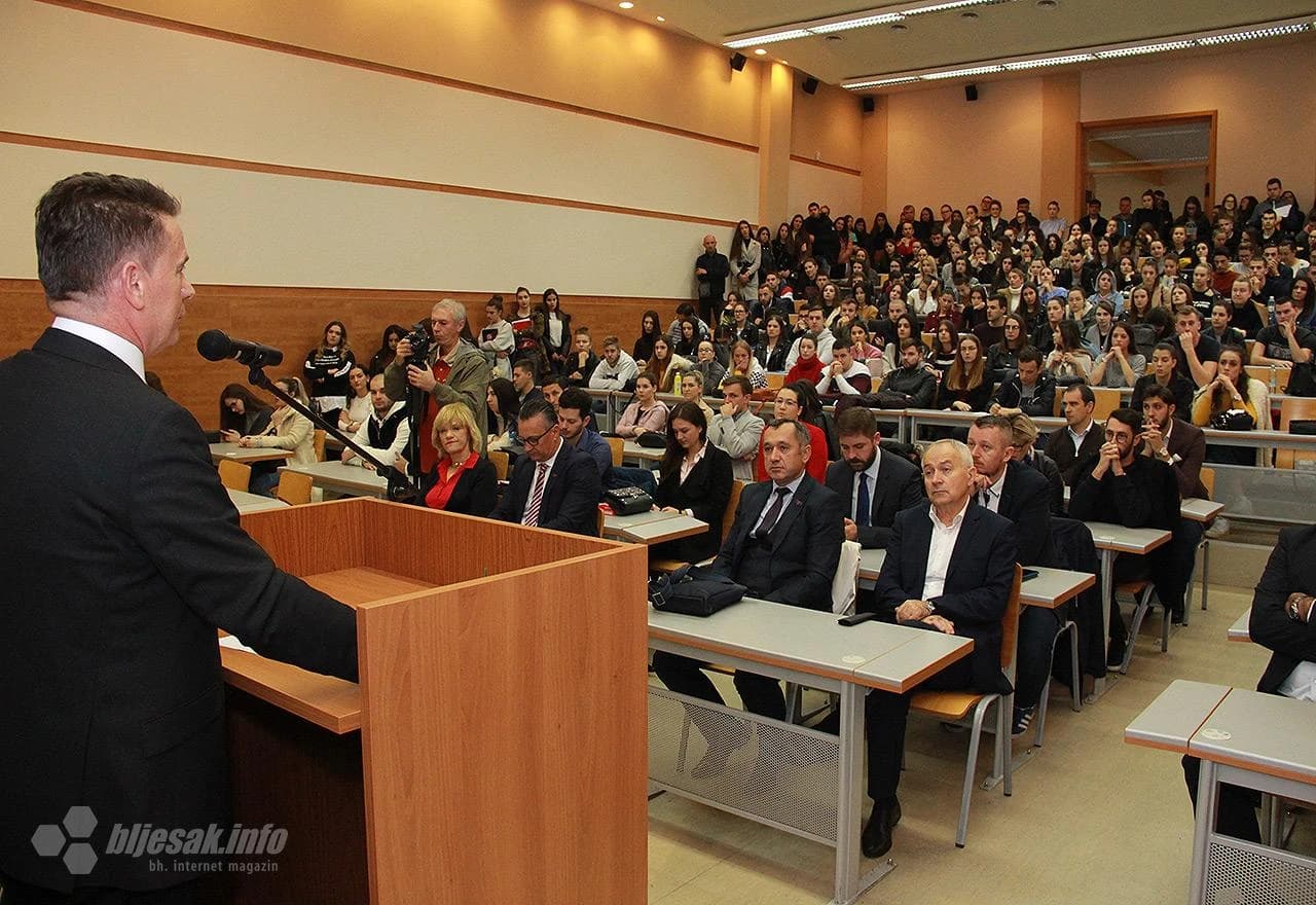 Detalj s predavanja Mije Krešića