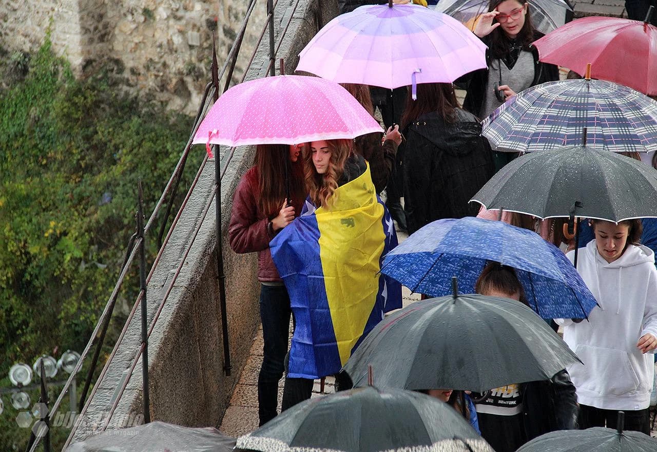 Skokom u Neretvu obilježena 26. obljetnica rušenja Starog mosta