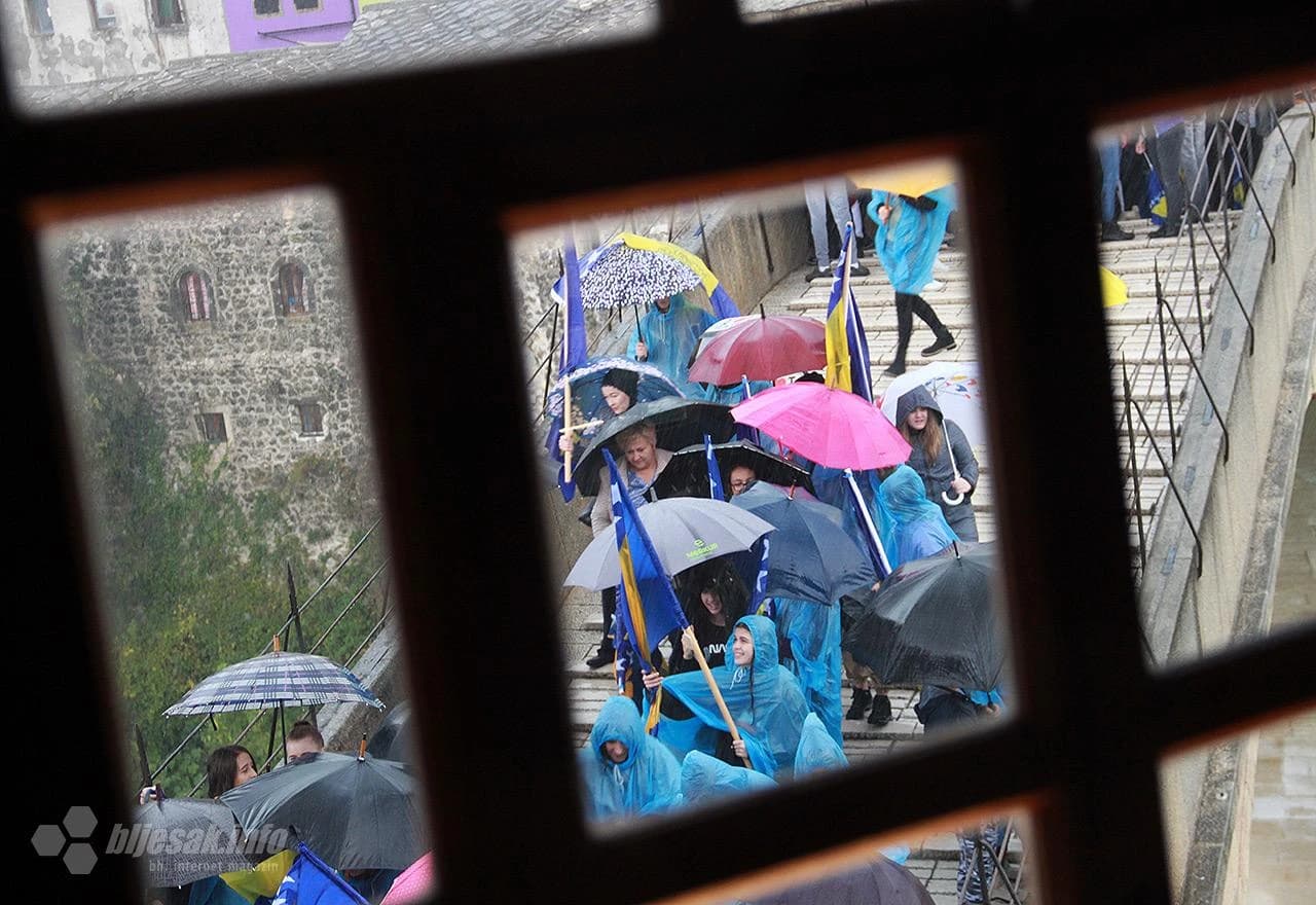 Skokom u Neretvu obilježena 26. obljetnica rušenja Starog mosta