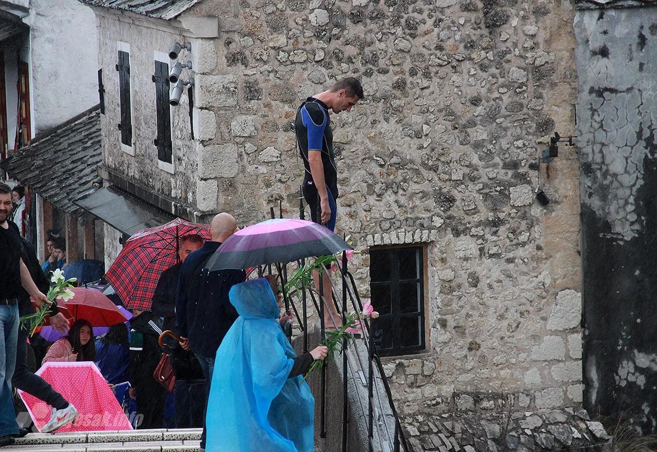 Skokom u Neretvu obilježena 26. obljetnica rušenja Starog mosta
