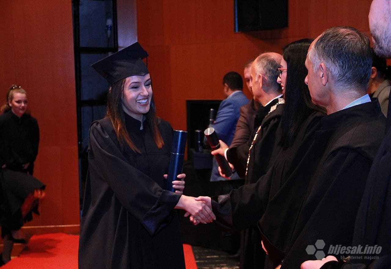 Detalj s dodjele diploma studentima FPMOZ