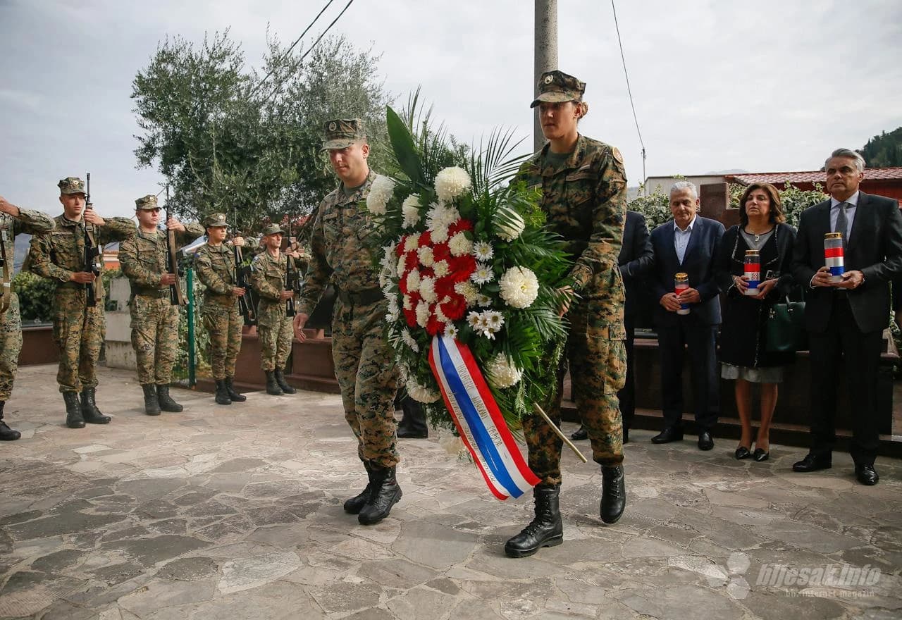 Polaganje vijenaca i svijeća