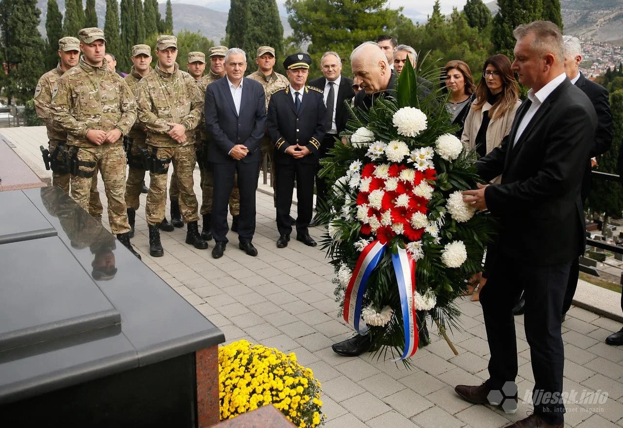 Polaganje vijenaca i svijeća