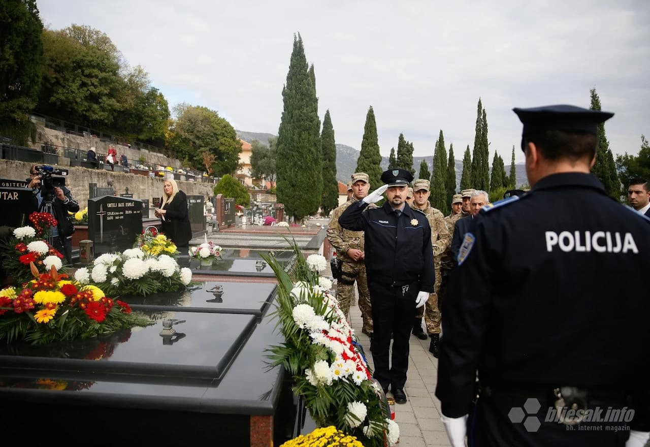 Polaganje vijenaca i svijeća