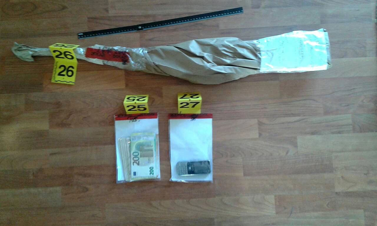 Zaplijenjen novac, oružje i mobitel