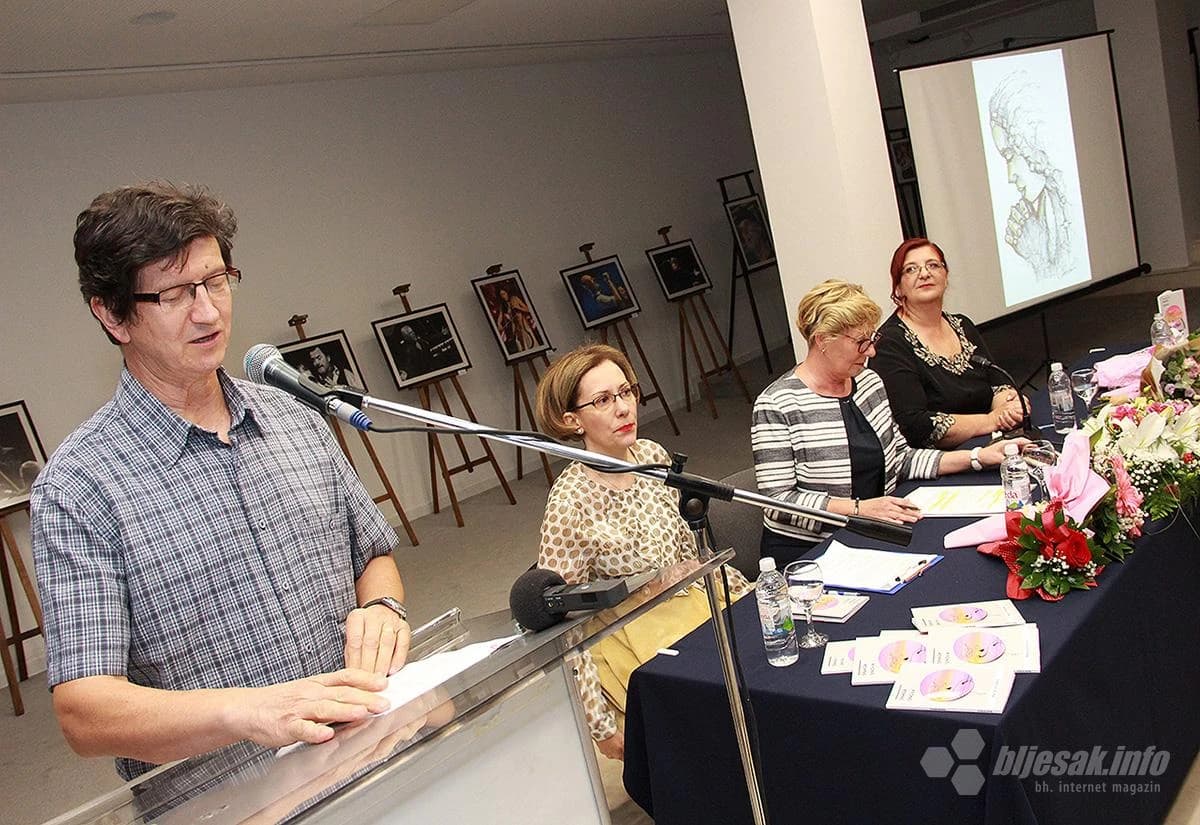 Stihove je čitao Robert Pehar