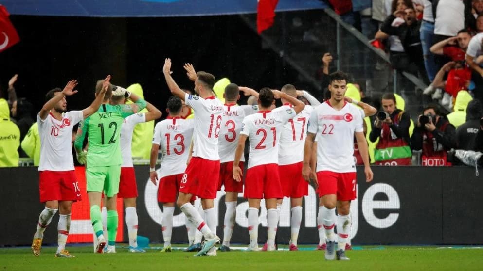 Kaan Ayhan (desno na slici) nije se pridružio suigračima koji salutiraju publici