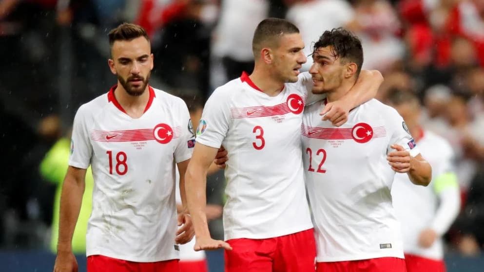 Demiral iz Juventusa pokušavao je nagovoriti Ayhana da se pridruži većini koja salutira