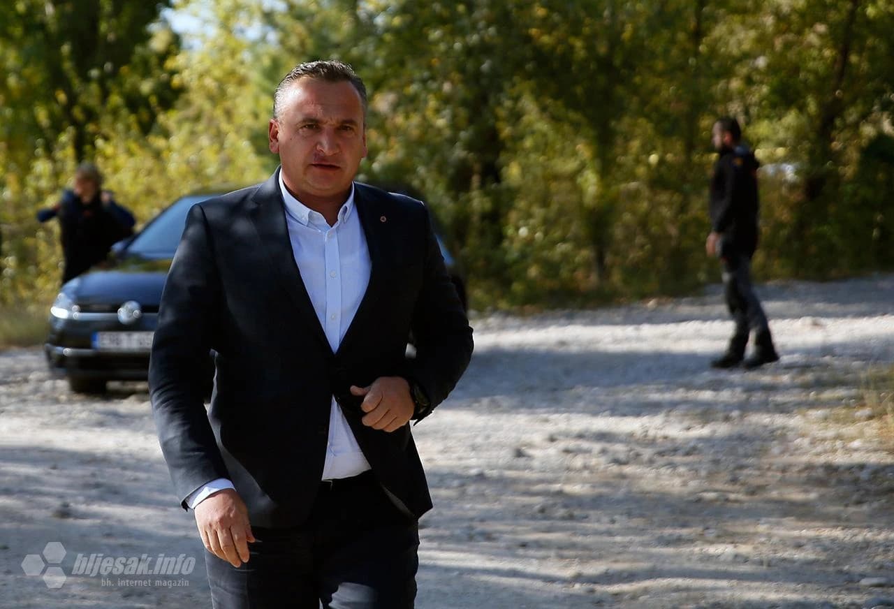 U velikoj akciji deminiranja Mostarskog jezera izvađene su velike količine neeksplodiranih ubojitih sredstava i streljiva.