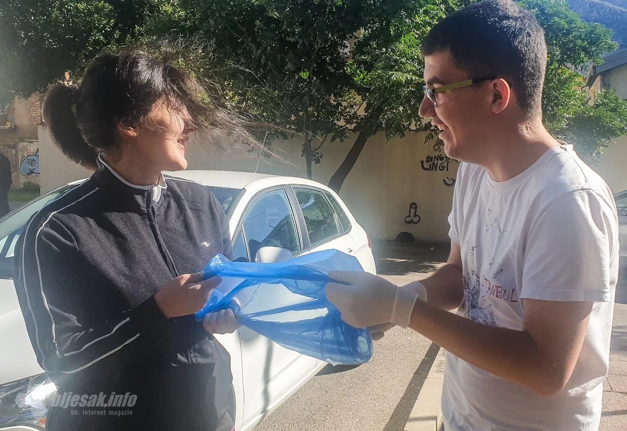 Volonterska akcija čišćenja dvorišta na mostarskom Bulevaru