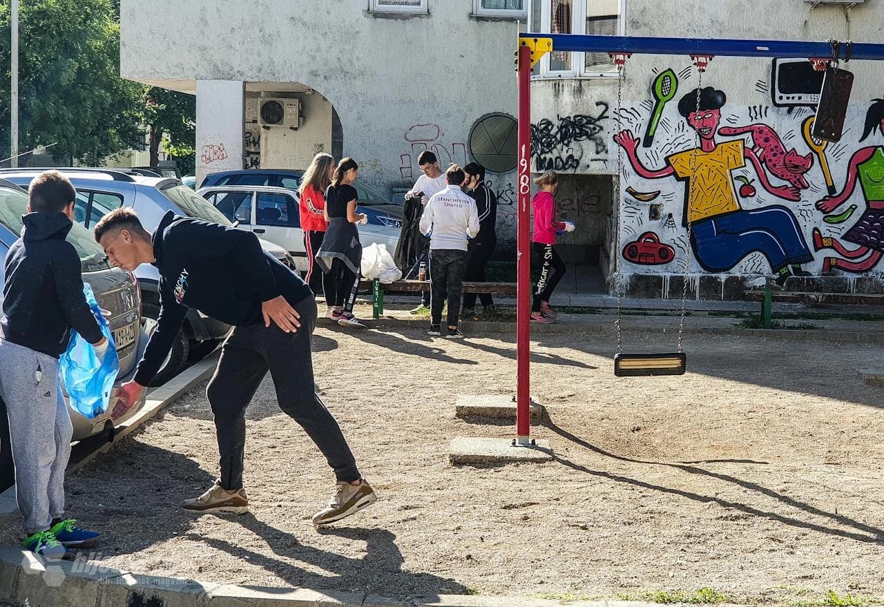Volonterska akcija čišćenja dvorišta na mostarskom Bulevaru