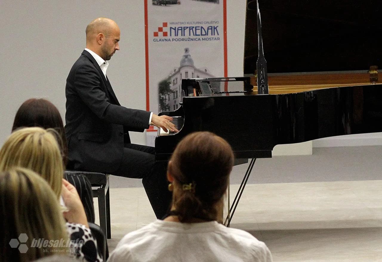 Marijan Đuzel poklonio Mostaru fenomenalan koncert