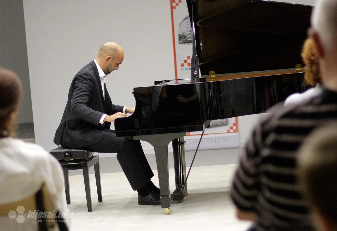 Marijan Đuzel poklonio Mostaru fenomenalan koncert