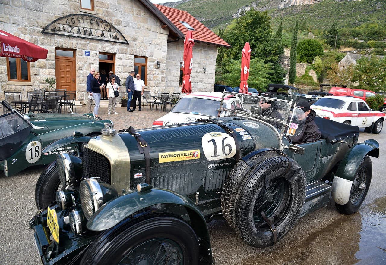 Ravno: 58 oldtimera okupiralo Zavalu
